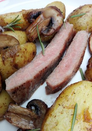 Foto principal de Secreto con patatas salteadas y champiñones