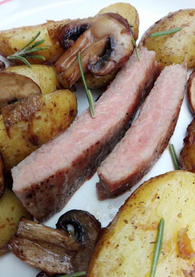Una foto de Secreto con patatas salteadas y champiñones