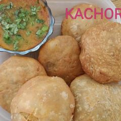 A picture of Daal kachori.
