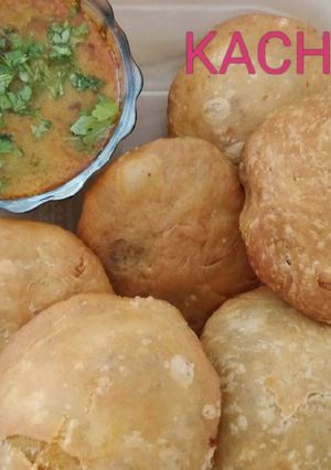 A picture of Daal kachori.