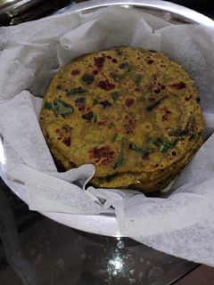 લેફ્ટઓવર ખીચડી ના થેપલા (Leftover Khichdi Thepla Recipe In Gujarati) રેસીપી મુખ્ય ફોટો