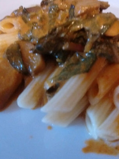 Una foto de Pasta con Verdolagas en una crema de chile pasilla