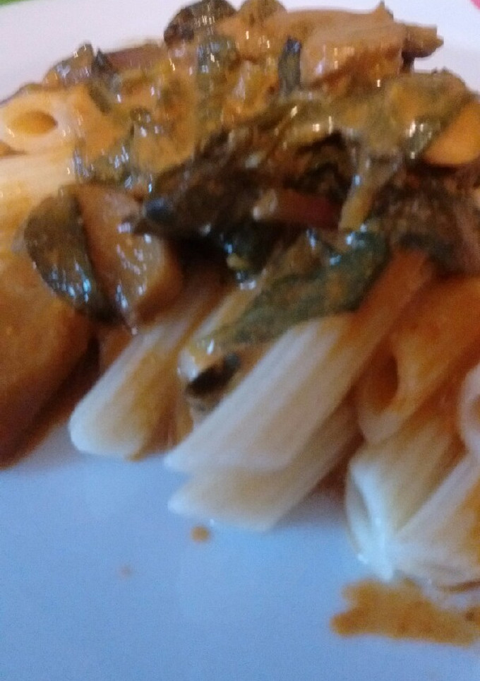 Una foto de Pasta con Verdolagas en una crema de chile pasilla