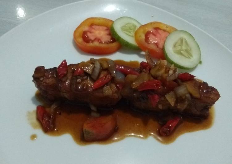 Grilled tuna with black pepper sauce