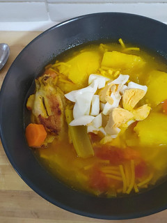 Una foto de Sopa de fideos con verdura y pollo