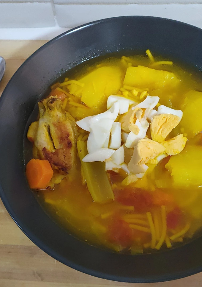 Una foto de Sopa de fideos con verdura y pollo