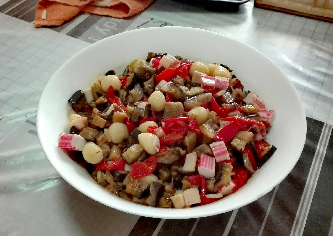 Ensalada de ñoquis con berenjenas y pimientos rojos