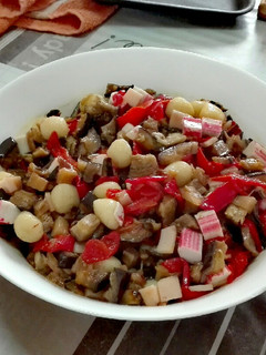 Una foto de Ensalada de ñoquis con berenjenas y pimientos rojos