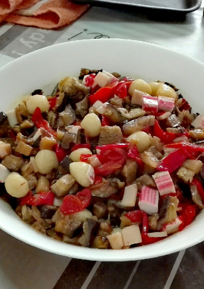 Una foto de Ensalada de ñoquis con berenjenas y pimientos rojos