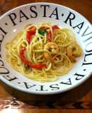 Spaghetti con pimientos y camarones