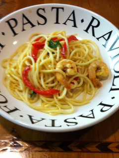 Una foto de Spaghetti con pimientos y camarones