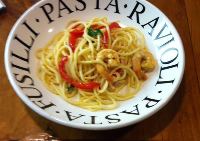 Spaghetti con pimientos y camarones Receta de Mercedes Cossío- Cookpad