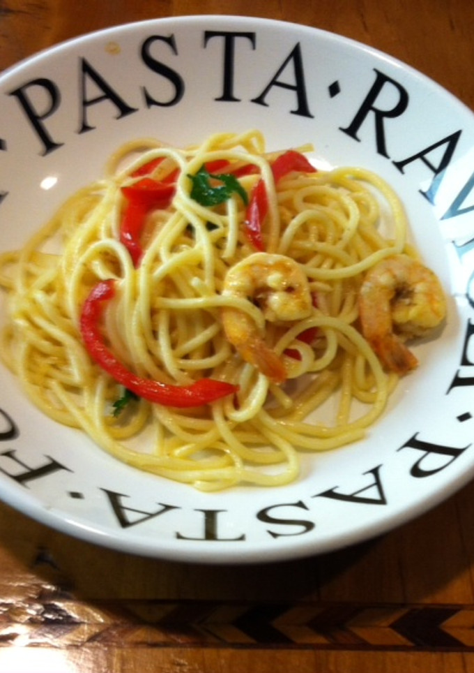 Una foto de Spaghetti con pimientos y camarones