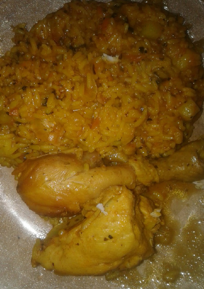 Una foto de Arroz Amarillo Con Pollo