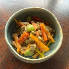 A picture of Sweet pepper and lentil salad.