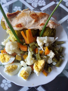 Una foto de Ensalada de verduras con pollo a la plancha