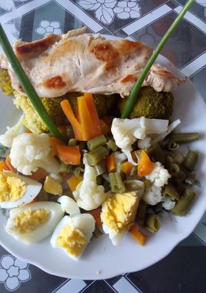 Una foto de Ensalada de verduras con pollo a la plancha
