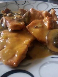Una foto de Filetes de pavo en salsa con champiñones