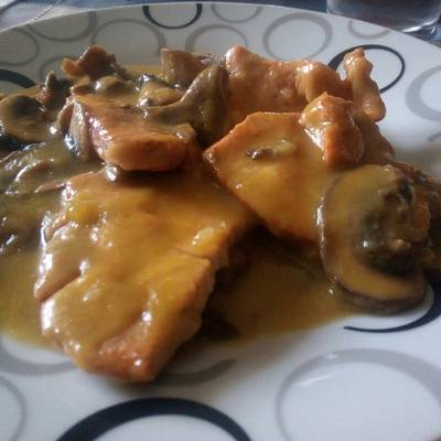 Filetes de pavo en salsa con champiñones Receta de FM- CookpadAñade CooksnapCompartir-image