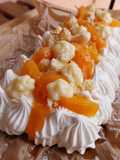 Tarta Pavlova de crema pastelera y coulis de albaricoques
