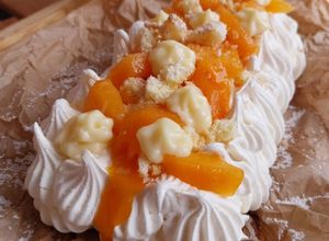 Foto principal de Tarta Pavlova de crema pastelera y coulis de albaricoques