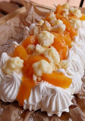 Una foto de Tarta Pavlova de crema pastelera y coulis de albaricoques