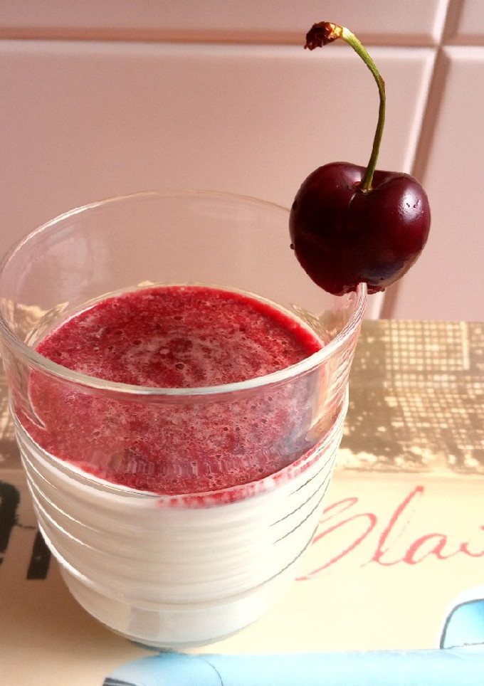 Una foto de Vasito de cerezas y yogur natural 🍒