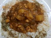 Una foto de pechuga de pollo al curry