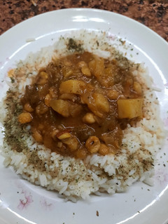 Una foto de Pollo al curry sobre arroz