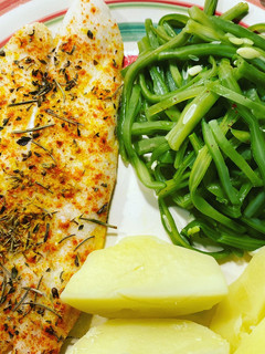 Foto de Filetes no forno com feijão verde e batata cozida