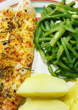 Foto de Filetes no forno com feijão verde e batata cozida