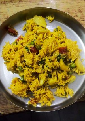 नमकीन पुलाव (namkeen pulao recipe in Hindi) रेसिपी मुख्य फोटो