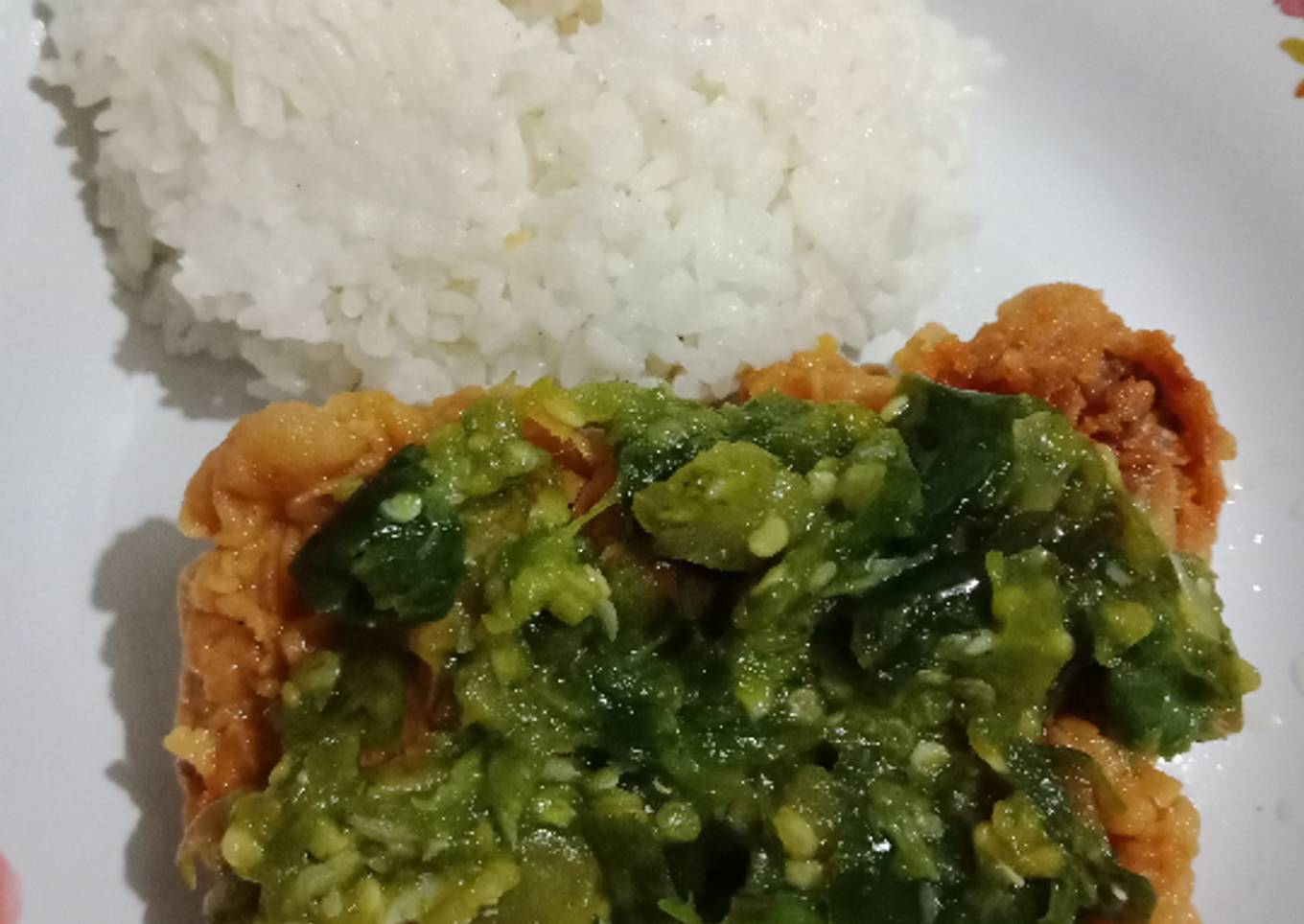 Ayam geprek cabe ijo