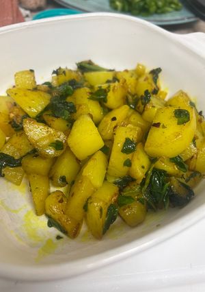 A picture of Braised Potatoes with Spinach.