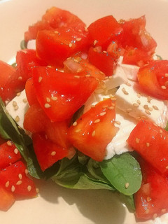 Una foto de Ensalada de tomate con aliño Gourmet