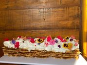 Una foto de torta rogel facil con crema