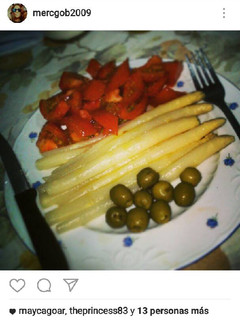Una foto de Espárragos blancos tomate y aceitunas verdes 😊