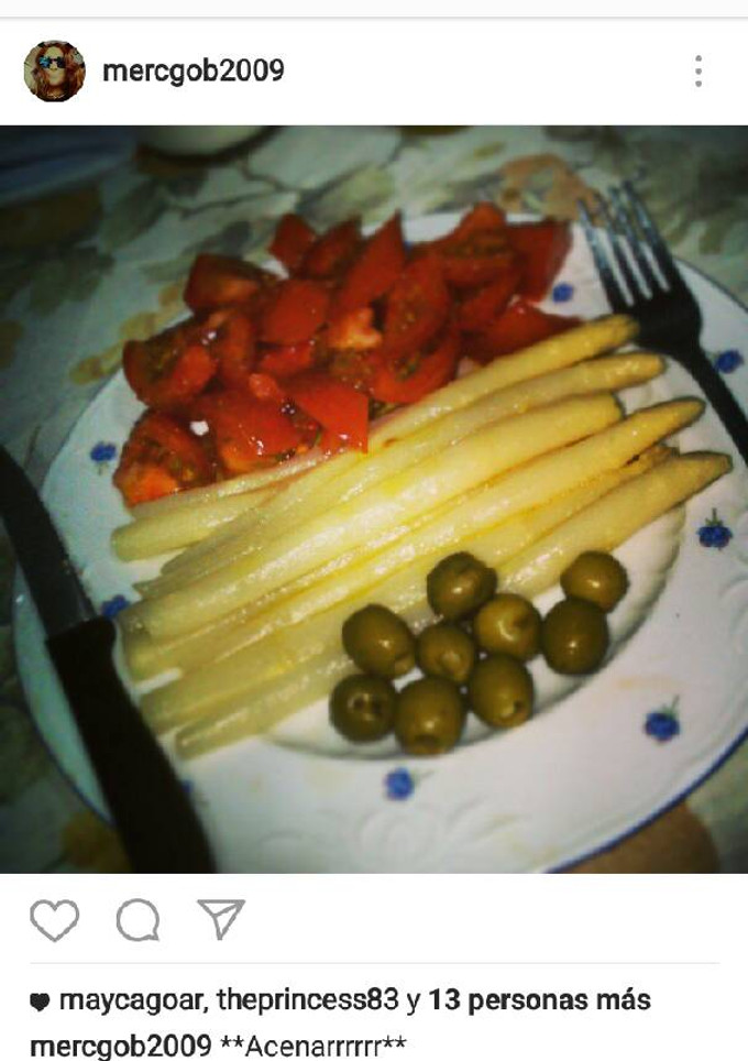 Una foto de Espárragos blancos tomate y aceitunas verdes 😊