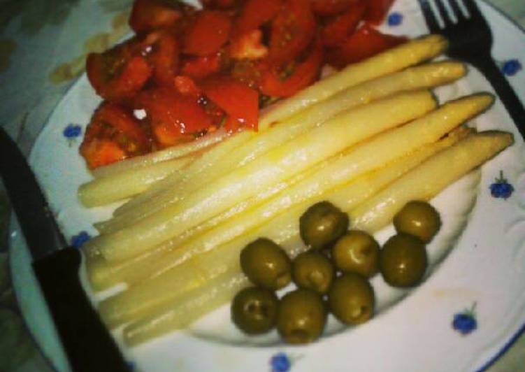 Espárragos blancos tomate y aceitunas verdes 😊