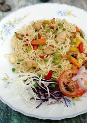 A picture of Stir fry noodles.