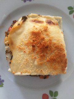 Una foto de Lasaña de espinacas y bacon 🍝