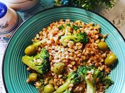 Una foto di insalata di farro
