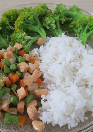 Hình của món Cá hồi xào rau thập cẩm.