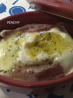 Una foto de Huevo en cocotte con patatas a lo pobre trufado
