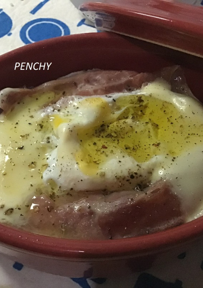 Una foto de Huevo en cocotte con patatas a lo pobre trufado
