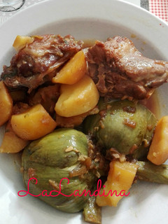 Una foto de Patatas con alcachofas y cordero