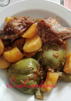 Una foto de Patatas con alcachofas y cordero