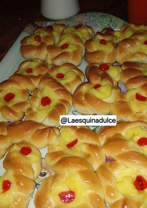 Una foto de Facturas con Crema Pastelera