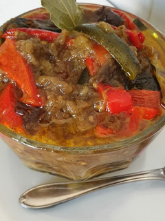 Una foto de Aperitivo de calabacín con brejena y pimiento rojo