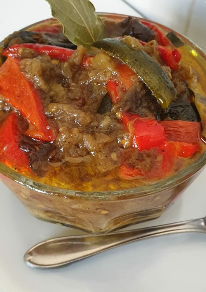 Una foto de Aperitivo de calabacín con brejena y pimiento rojo